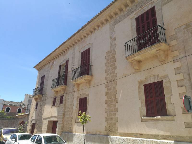 Cas Marques - Old mansion with fortified walls in Artà