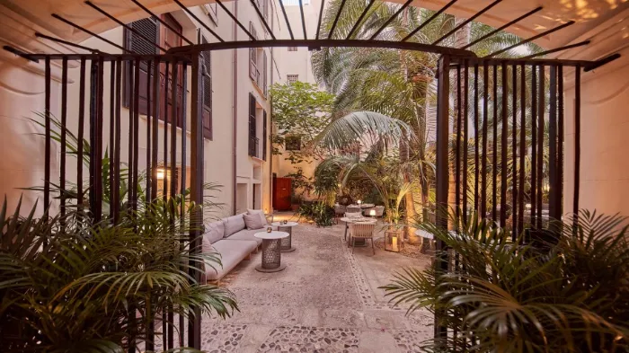 Ambient courtyard and garden belonging to the hotel Palacio Can Marques in Palma.