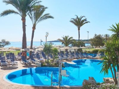 cala-millor-mallorca-hotel-beachfront-pool-summer-palms