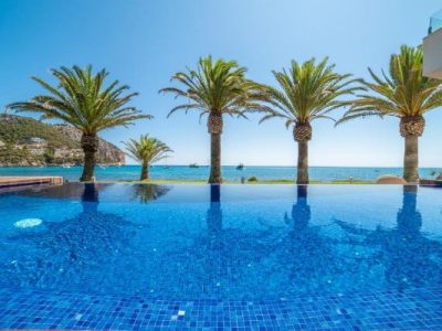 canyamel-hotel-mallorca-beachfront-pool-bay-palms