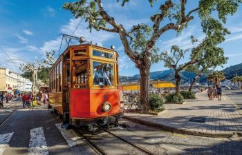 port-soller-mallorca-majorca-tram-tourists-sightseeing-tour
