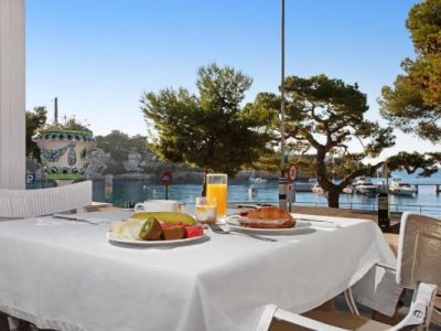 porto-cristo-mallorca-hotel-promenade-beach-balcony-breakfast